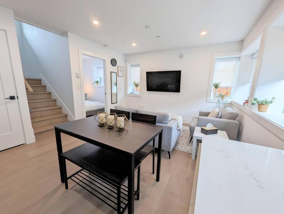 Centrally Located, Modern, 2 Bedroom Home Vancouver Luaran gambar