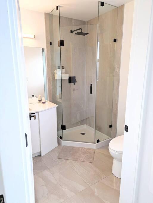 Centrally Located, Modern, 2 Bedroom Home Vancouver Luaran gambar