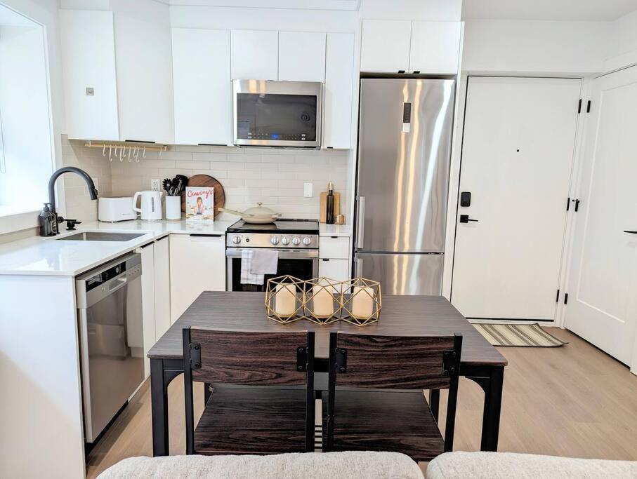 Centrally Located, Modern, 2 Bedroom Home Vancouver Luaran gambar