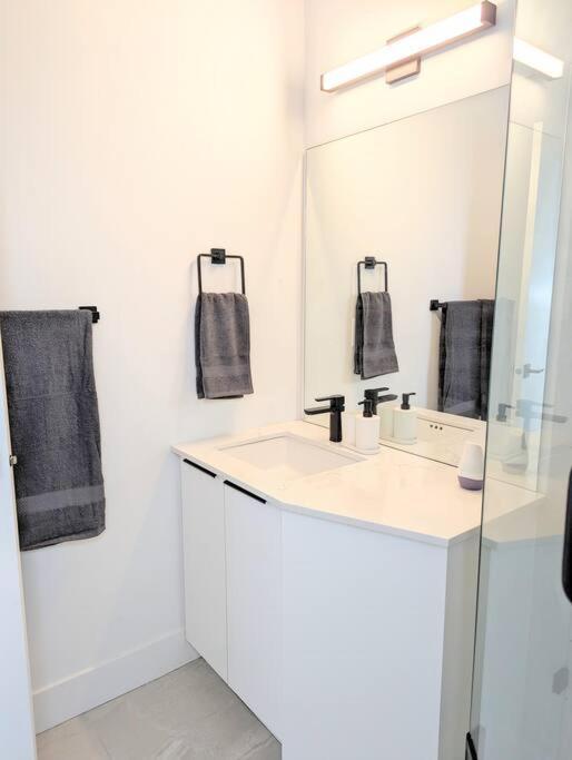 Centrally Located, Modern, 2 Bedroom Home Vancouver Luaran gambar