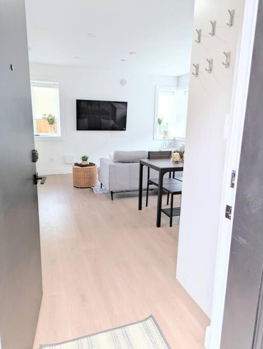 Centrally Located, Modern, 2 Bedroom Home Vancouver Luaran gambar